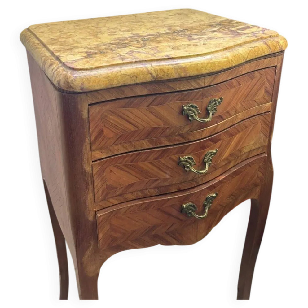 Ancien meuble de rangement avec ornements et plateau en marbre