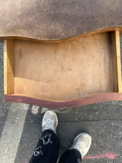 Ancien meuble de rangement avec ornements et plateau en marbre