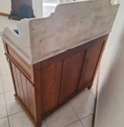 Ancien meuble de salle de bain avec marbre