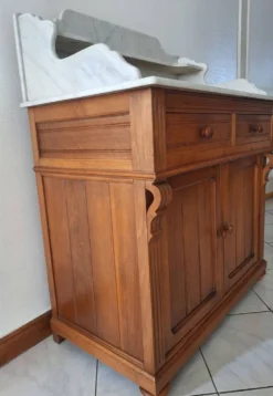Ancien meuble de salle de bain avec marbre