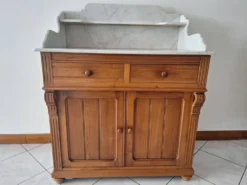 Ancien meuble de salle de bain avec marbre
