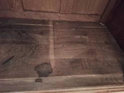 Ancien meuble de salle de bain avec marbre