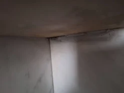 Ancien meuble de salle de bain avec marbre
