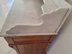 Ancien meuble de salle de bain avec marbre