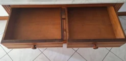 Ancien meuble de salle de bain avec marbre