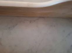 Ancien meuble de salle de bain avec marbre
