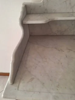 Ancien meuble de salle de bain avec marbre