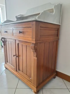 Ancien meuble de salle de bain avec marbre