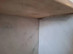 Ancien meuble de salle de bain avec marbre