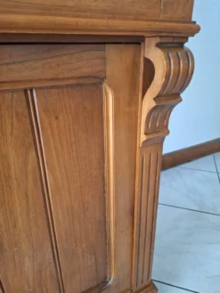 Ancien meuble de salle de bain avec marbre