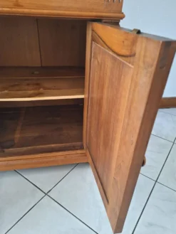 Ancien meuble de salle de bain avec marbre