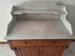 Ancien meuble de salle de bain avec marbre
