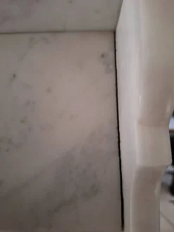 Ancien meuble de salle de bain avec marbre