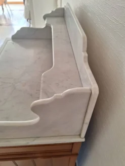 Ancien meuble de salle de bain avec marbre