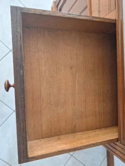 Ancien meuble de salle de bain avec marbre