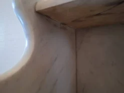 Ancien meuble de salle de bain avec marbre