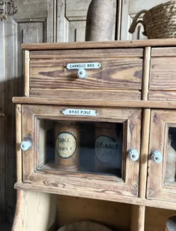 Ancien Meuble Grainetier D’épicerie – Tiroirs, Vitrines & Plaques Émai