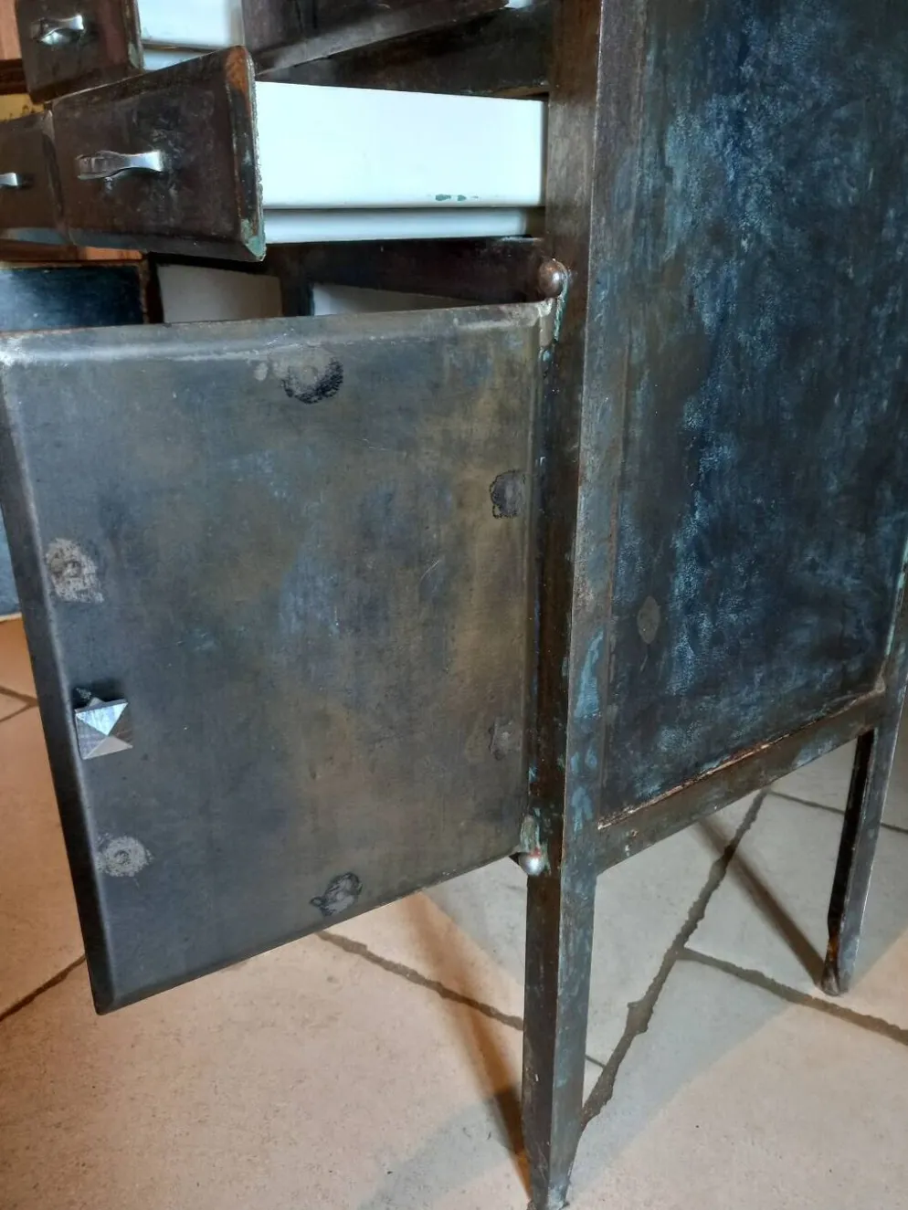 Ancien meuble métallique, médical
