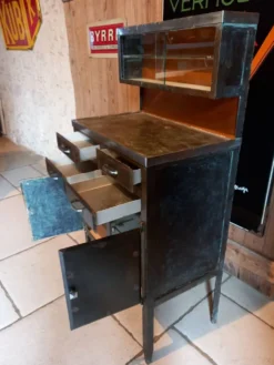 Ancien meuble métallique, médical