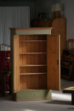 Ancienne armoire danoise peinte avec des motifs floraux, art populaire, 19e siècle