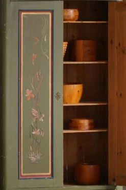 Ancienne armoire danoise peinte avec des motifs floraux, art populaire, 19e siècle