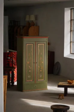Ancienne armoire danoise peinte avec des motifs floraux, art populaire, 19e siècle
