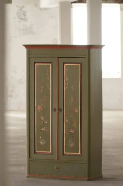 Ancienne armoire danoise peinte avec des motifs floraux, art populaire, 19e siècle