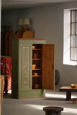 Ancienne armoire danoise peinte avec des motifs floraux, art populaire, 19e siècle