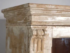 Ancienne armoire de cuisine blanche (vers 1920)