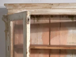 Ancienne armoire de cuisine blanche (vers 1920)