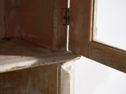Ancienne armoire de cuisine blanche (vers 1920)
