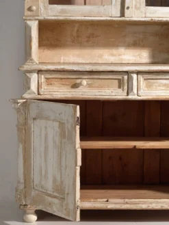 Ancienne armoire de cuisine blanche (vers 1920)