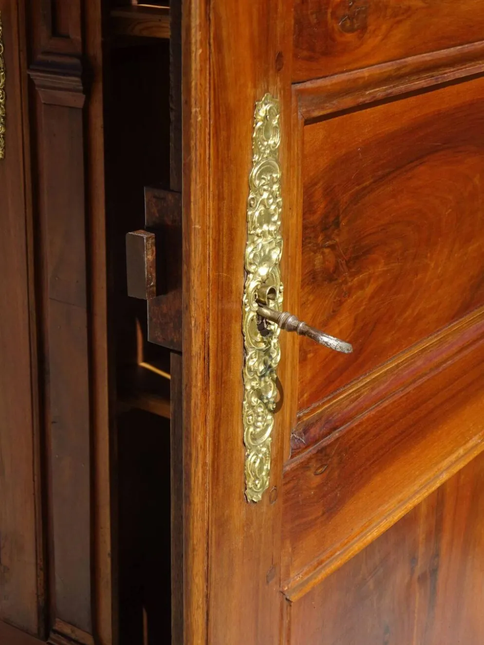 Ancienne armoire Louis Philippe en noyer