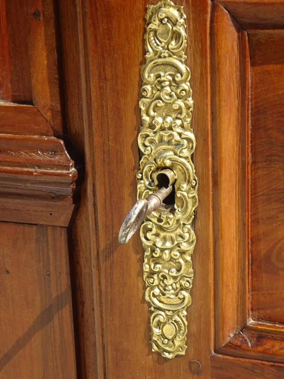 Ancienne armoire Louis Philippe en noyer