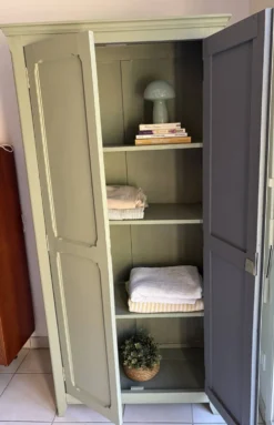 Ancienne Armoire parisienne patinée vert sauge