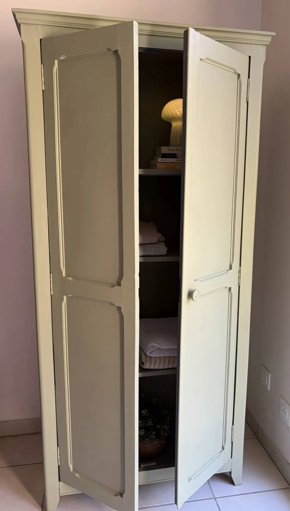 Ancienne Armoire parisienne patinée vert sauge