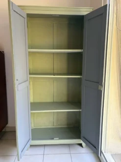 Ancienne Armoire parisienne patinée vert sauge