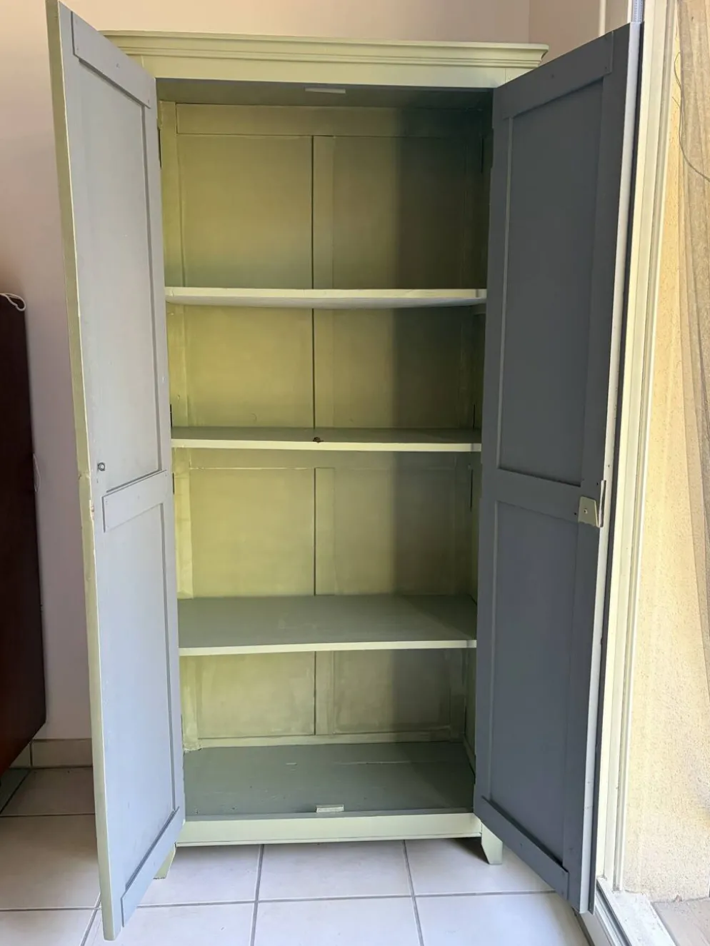 Ancienne Armoire parisienne patinée vert sauge