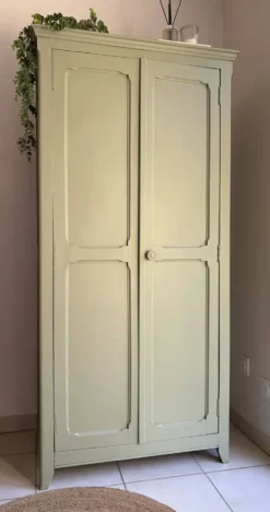 Ancienne Armoire parisienne patinée vert sauge