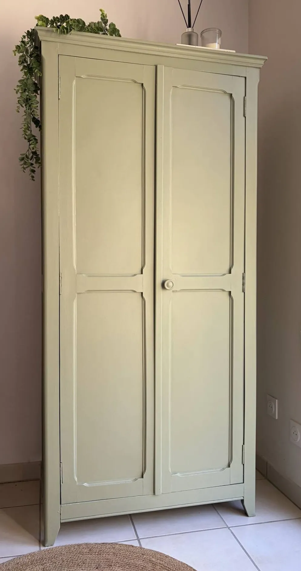 Ancienne Armoire parisienne patinée vert sauge