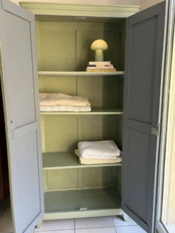 Ancienne Armoire parisienne patinée vert sauge