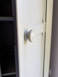 Ancienne Armoire parisienne patinée vert sauge