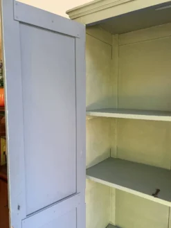Ancienne Armoire parisienne patinée vert sauge