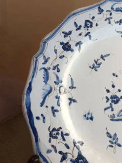 Ancienne assiette faïence Moustiers bleu blanc décor ibis bleu