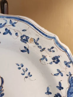 Ancienne assiette faïence Moustiers bleu blanc décor ibis bleu