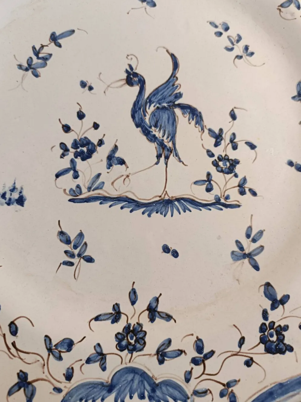 Ancienne assiette faïence Moustiers bleu blanc décor ibis bleu