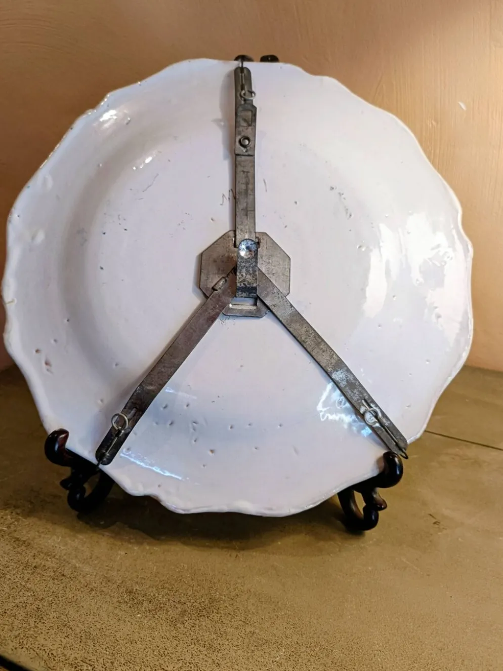 Ancienne assiette faïence Moustiers bleu blanc décor ibis bleu