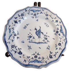 Ancienne assiette faïence Moustiers bleu blanc décor ibis bleu