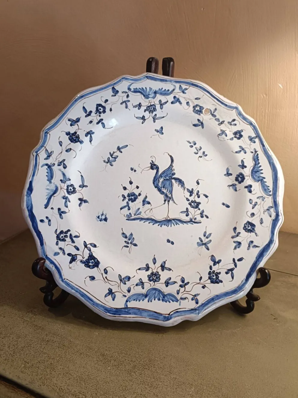 Ancienne assiette faïence Moustiers bleu blanc décor ibis bleu