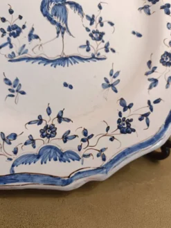 Ancienne assiette faïence Moustiers bleu blanc décor ibis bleu
